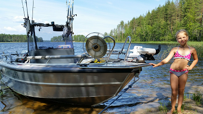 Мы используем лодки 2010 года выпуска Faster 555 (5.6 м)  с мотором Honda 90 - Рыбалка на Сайме с Old School Trolling 